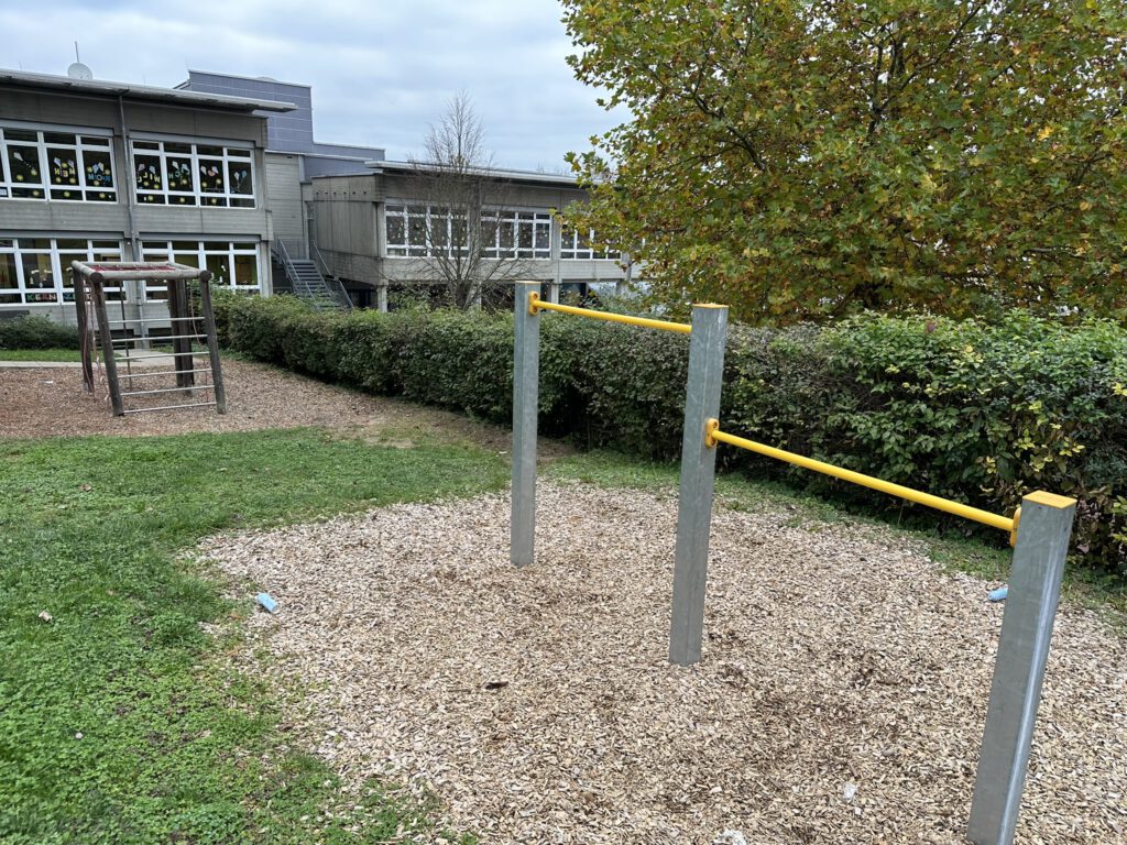 Geräte auf dem Außengelände der Brunnenschule